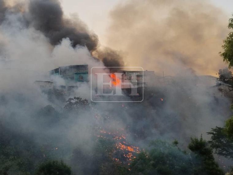 Pavoroso incendio se registra en La Rivera de La Vega, en Tegucigalpa: amenaza varias viviendas