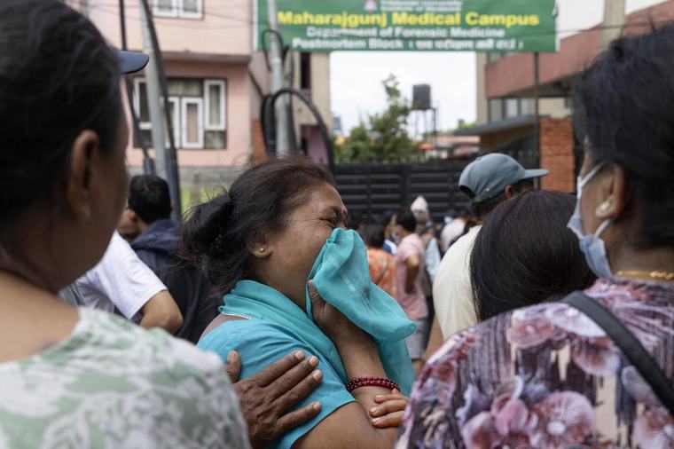 Nepal empieza a sepultar víctimas no identificadas ante la descomposición de los cuerpos