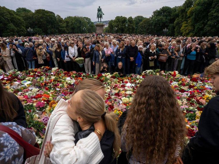 Flores, velas y cartas: con tristeza, Noruega despide al rey Harald V, “el abuelo de todos”
