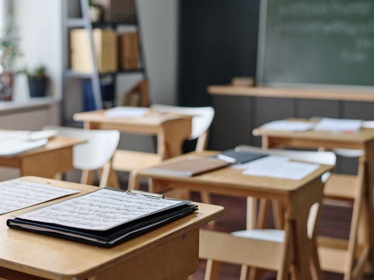 Cierran escuelas en Florida por caída de estudiantes tras deportaciones