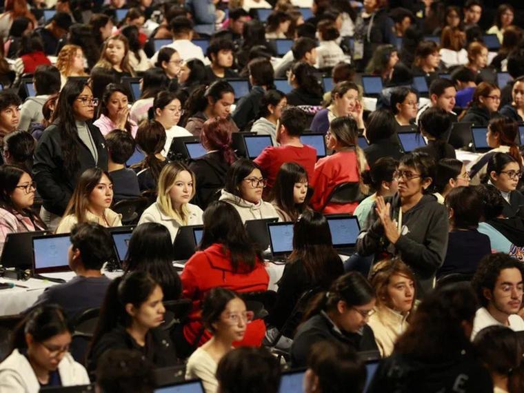UNAM cancela examen en línea por fallas y uso de IA; volverá a pruebas presenciales