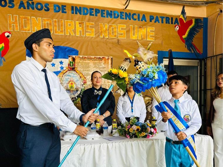 Antorcha de la Paz recorre centros educativos de SPS previo a la Independencia de Honduras