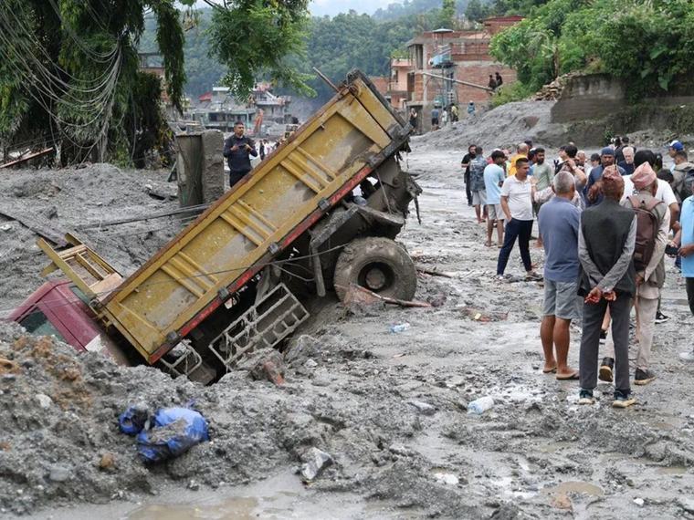 Al menos 590 extranjeros de 39 países siguen desaparecidos en Nepal tras la riada