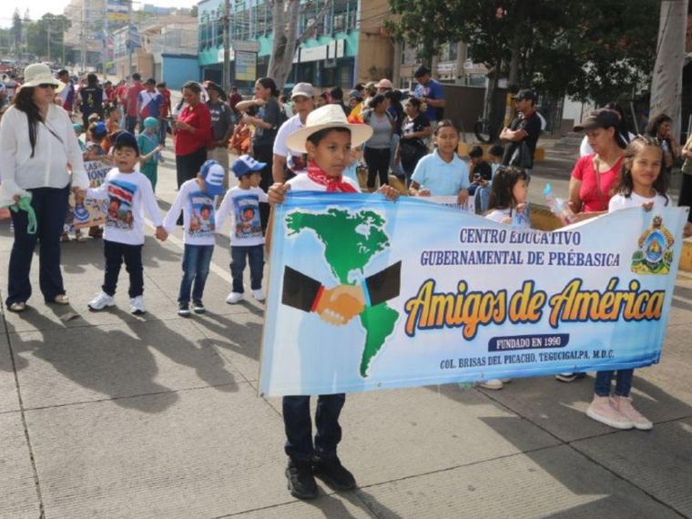 Pequeños estudiantes llenan de fervor patrio las calles de Tegucigalpa
