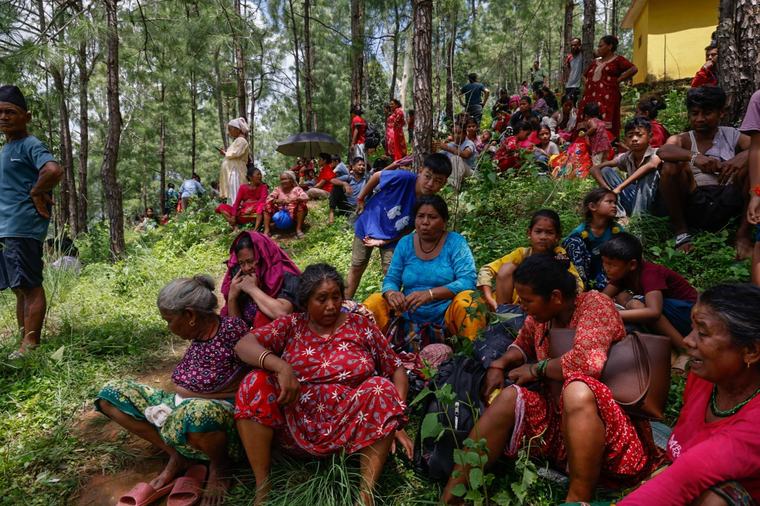 Riada en Nepal: casi 600 muertos, 2.500 desaparecidos y China retoma labores de rescate