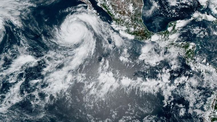 Huracán Lowell amenaza con fuerza mayor: ¿hacia dónde avanza?