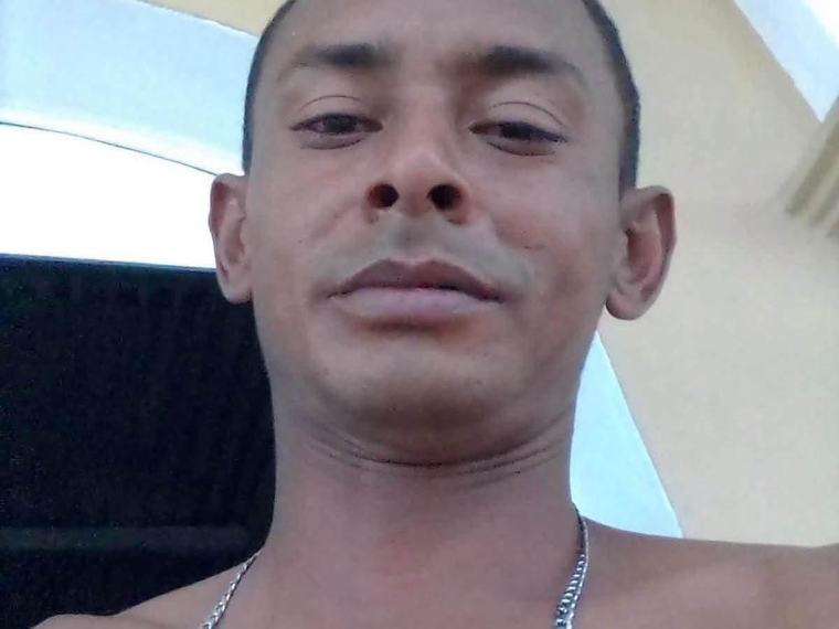 Sicarios interceptan y acribillan a “Poti” en Puerto Cortés; su hija quedó gravemente herida
