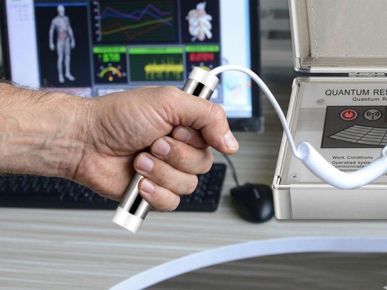 Biomédico alerta por analizador cuántico usado en clínicas: "Ese aparato es una estafa"