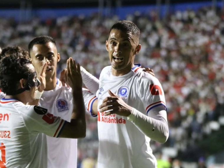 Así fue el curioso gol con el que Olimpia le pegó primero a Saprissa