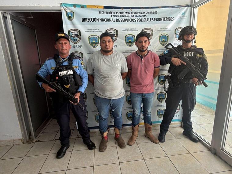 Tras persecución policial detienen a dos hombres con fusiles AR-15 en Santa Bárbara