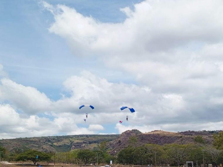Nueve paracaidistas de las FF AA realizan salto libre por aniversario patrio