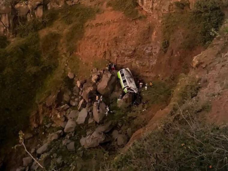 Al menos 21 muertos tras caer un autobús con estudiantes por un precipicio en Cabo Verde