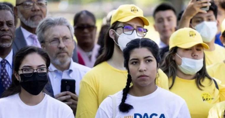 Los errores menores que ponen a jóvenes con DACA al borde de la deportación en EE UU