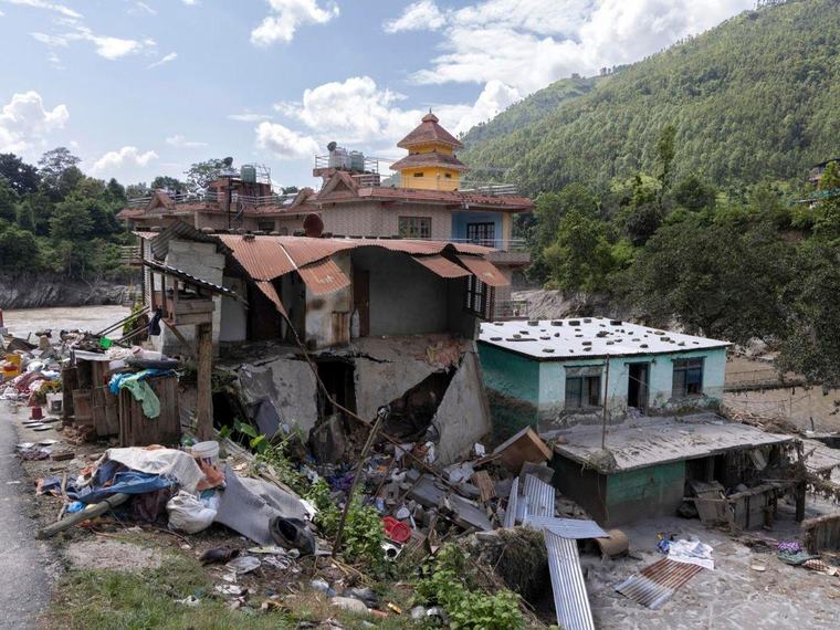 Destrucción en Nepal: riada suma más de 800 muertos y llegan rescatistas internacionales