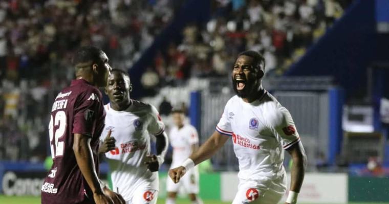 Olimpia golpea al Saprissa, lo baja de las nubes y se adueña del clásico centroamericano