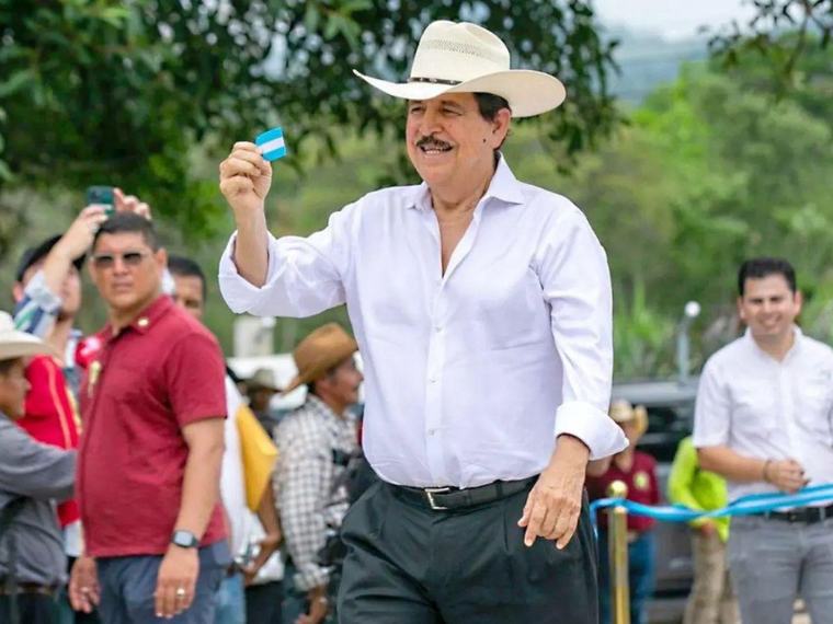 Manuel Zelaya viaja a México para continuar con su recuperación médica
