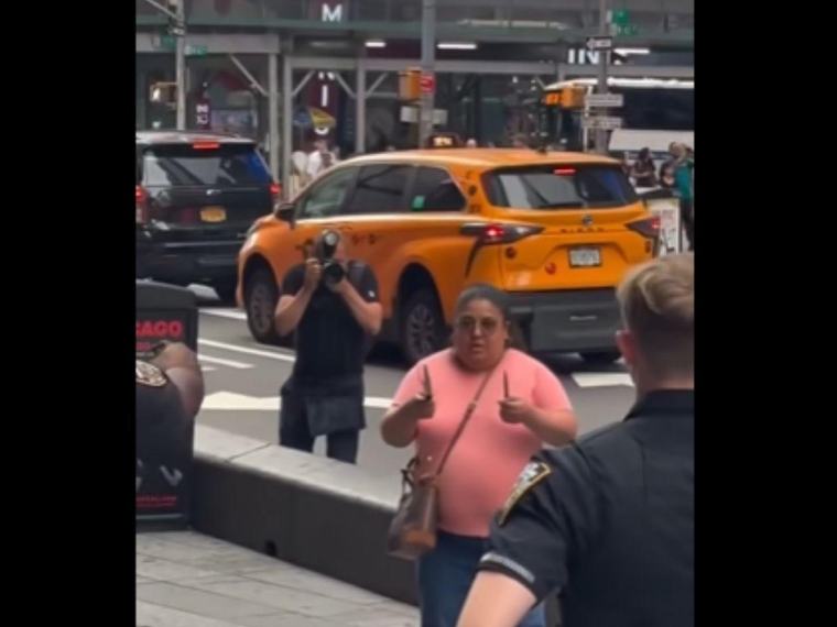 Mujer apuñala a dos personas en Times Square y muere tras enfrentarse a la Policía