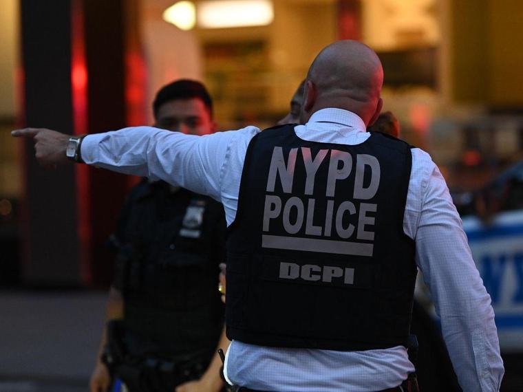 Policía dispara en Times Square a una mujer que apuñaló gravemente a dos personas