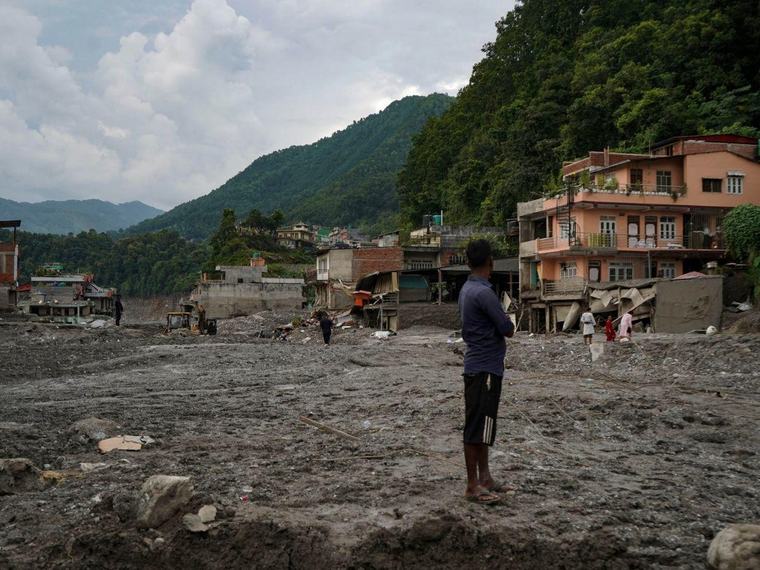 Cuerpos entre los escombros y el barro hasta el cuarto piso: así quedó Nepal tras la riada