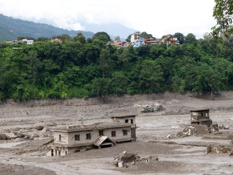Buscan a más de 900 desaparecidos en túneles tras riada en Nepal