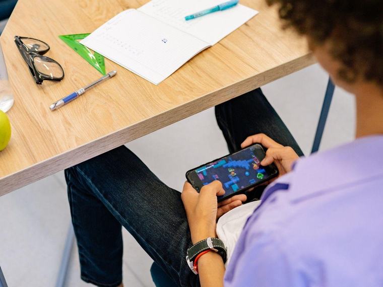 México regulará el uso de celulares en las escuelas