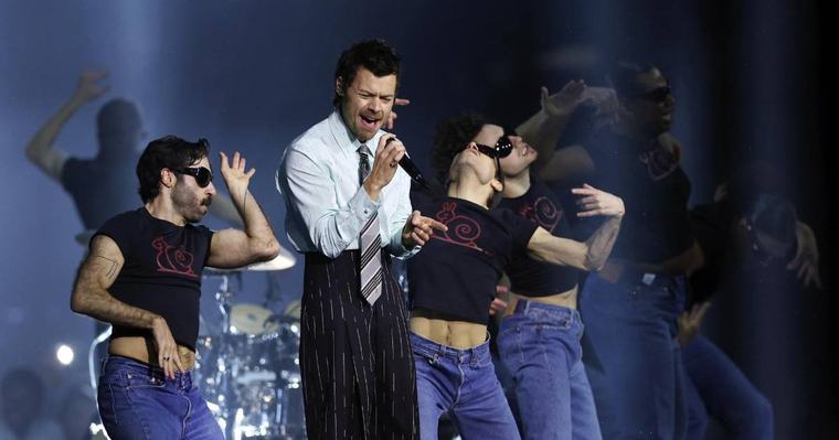 Harry Styles rinde homenaje a Dolly Parton en Nueva York
