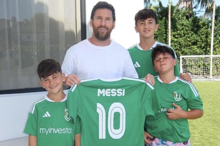 Messi porta su nueva camisa junto a sus hijos y hace sus primeros fichajes