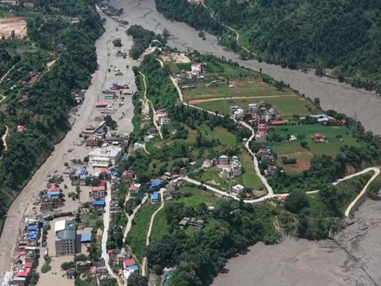 Nepal y China sitúan en 1,384 los muertos doce días después de las devastadoras riadas