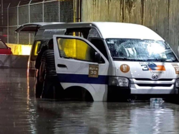 Seis personas mueren atrapadas en un vehículo de transporte público inundado en México