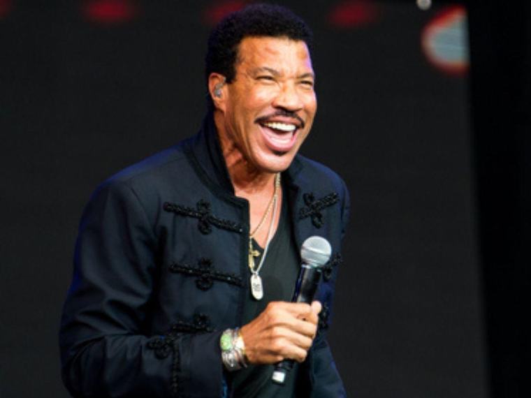 Lionel Richie ingresa en la UCI por precaución tras concierto en San Luis